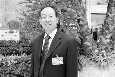 圖為全國(guó)人大代表、廣西壯族自治區(qū)林業(yè)廳廳長(zhǎng)、黨組書(shū)記陳秋華。